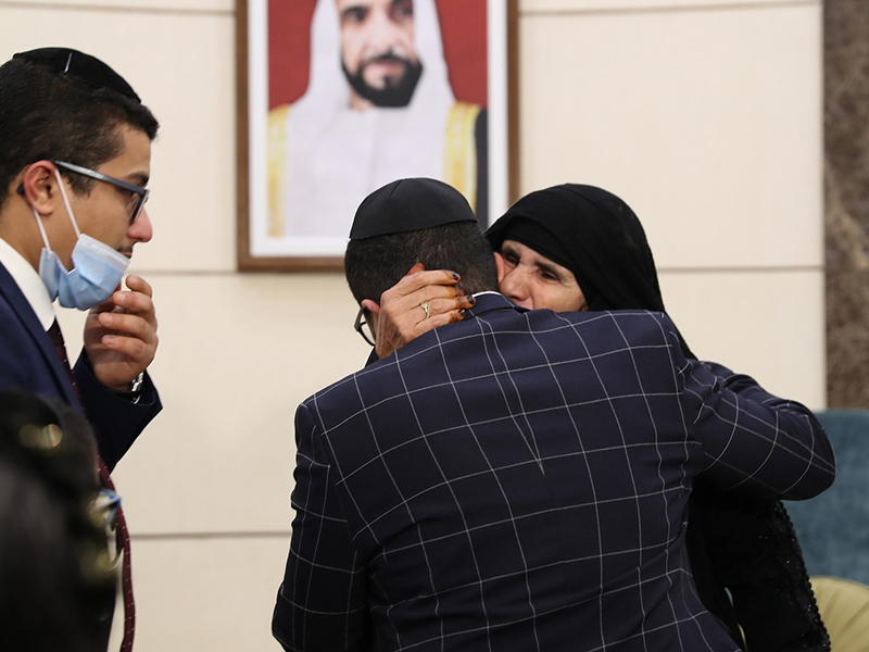 الإمارات تجمع شمل عائلتين يمنيتين بعد فراق 21 عاماً